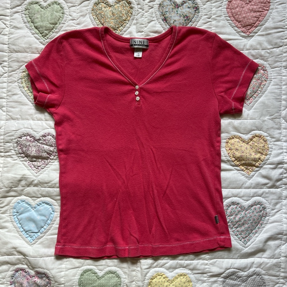 Vintage Y2K nine & company pink v-neck baby tee with white trim detail size s